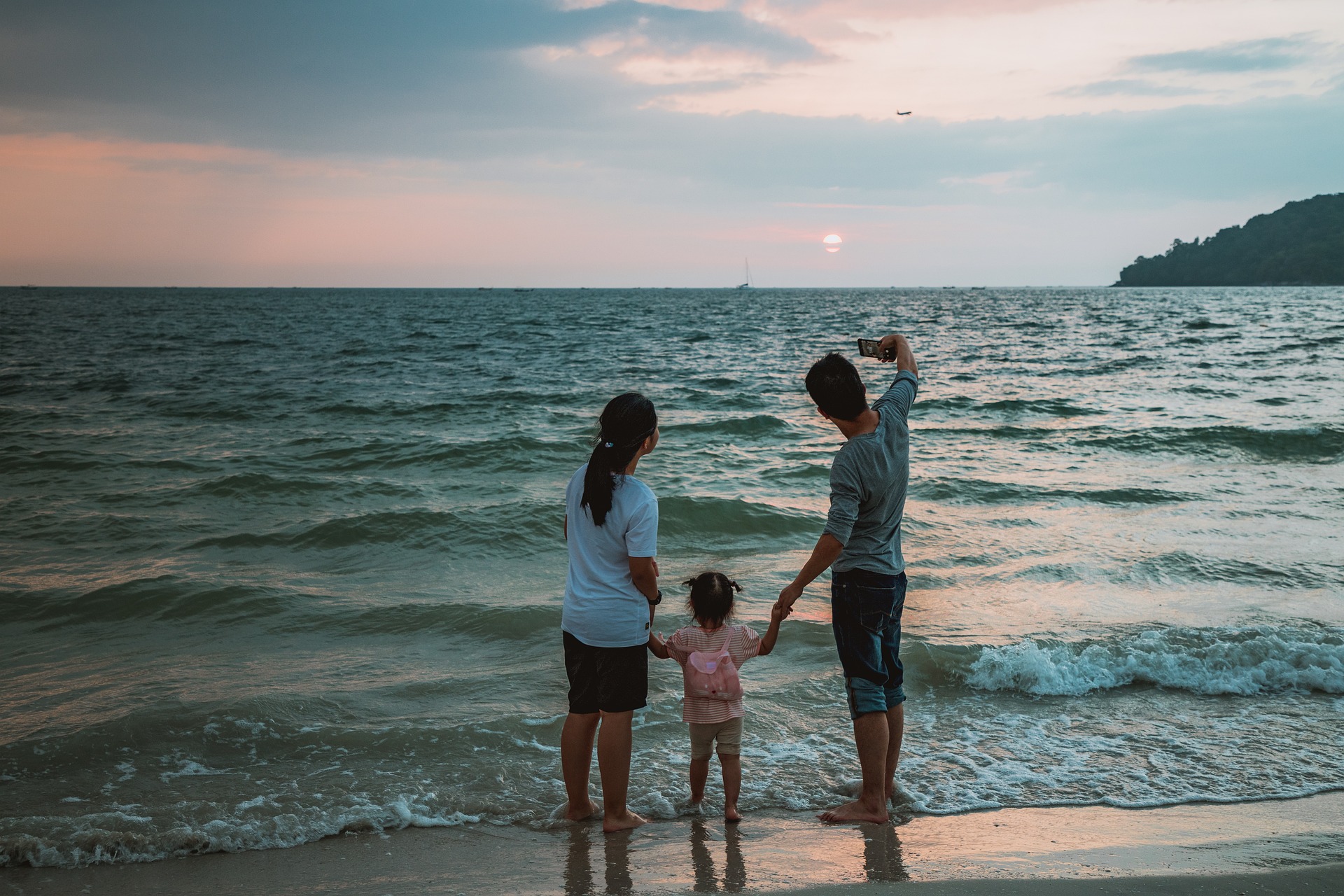 Familia en la playa disfrutando de sus vacaciones gracias a OnVacation